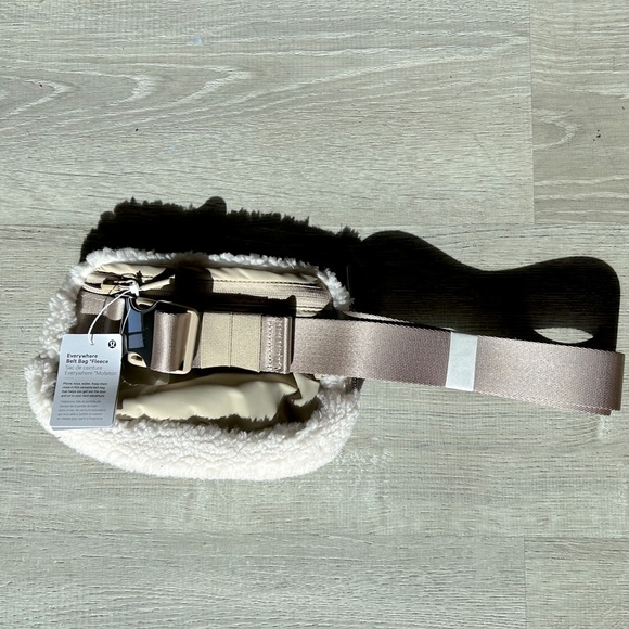 NWT Lululemon Everywhere Belt Bag Fleece white ivory silver hardware - Picture 4 of 7